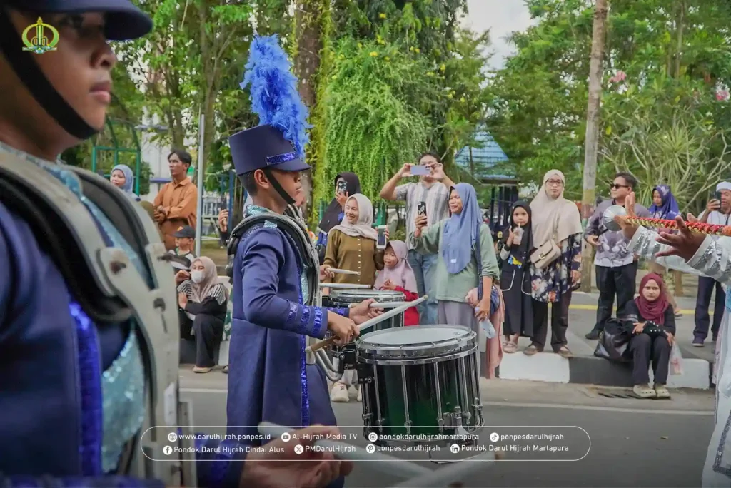 masyarakat mendokumentasikan marching band gema harmony Darul Hijrah milik pesantren darul hijrah yang bersinar di acara MTQ Kalsel 2025