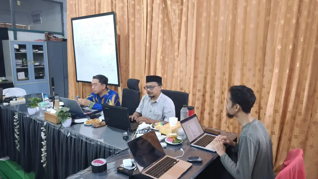 para guru dan peserta workshop digital sedang praktik di ponpes darul hijrah kalsel