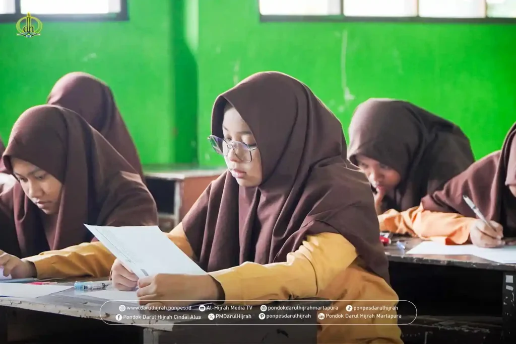 santri dan santri wati mengikuti ujian di pesantren di Pondok Darul Hijrah Cindai Alus Martapura terus berjalan hingga 23 juni 2025