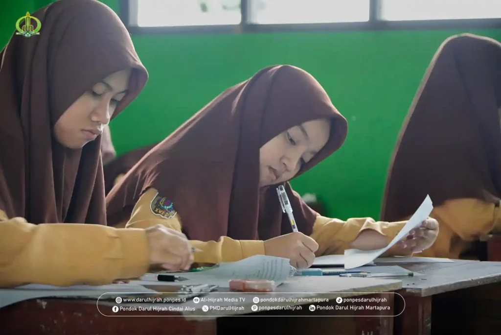santri wati mengikuti ujian di pesantren di Pondok Darul Hijrah Cindai Alus Martapura dan nanti selesai hingga 23 juni 2025