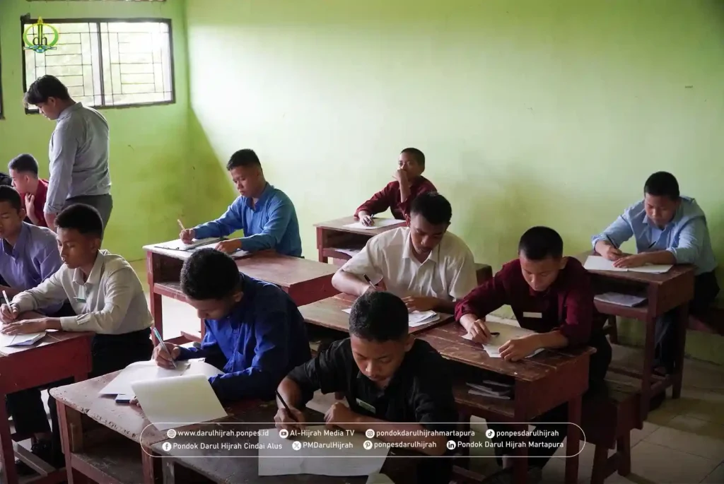 para santri sedang fokus mengisi lembar jawaban ujian pondok pesantren Darul Hijrah Cindai Alus