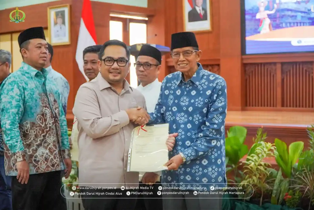 menteri atr bpn melalui ketua ii dpr-ri menyerahkan sertifikat tanah wakaf kepada pimpinan pondok darul hijrah cindai alus