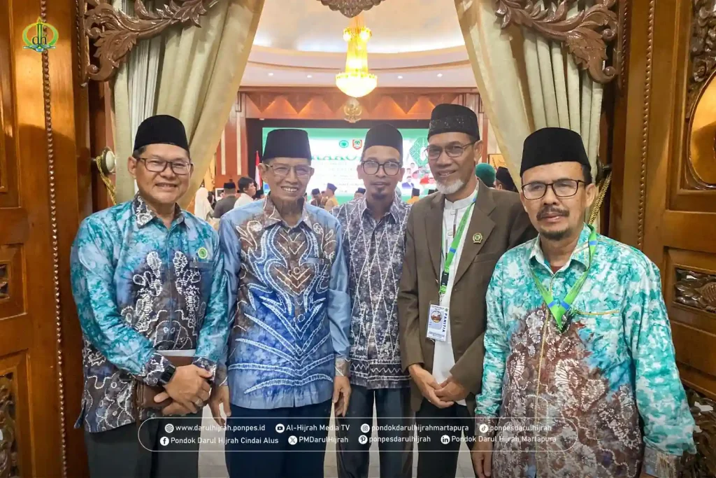 pimpinan pondok darul hijrah bersama ketua baznas kalsel pada kegiatan rakorda mui kalsel tahun 2025