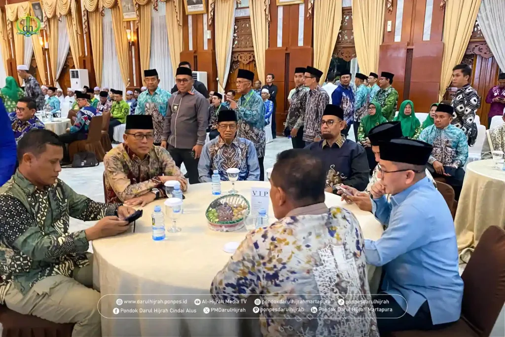 pimpinan pondok darul hijrah cindai alus bersama tokoh-tokoh agama pada kegiatan rakorda mui kalsel 2025