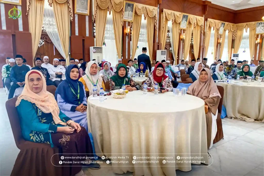 para peserta rakorda mui kalsel bersama istri para pimpinan pondok termasuk istri pimpinan pondok darul hijrah cindai alus