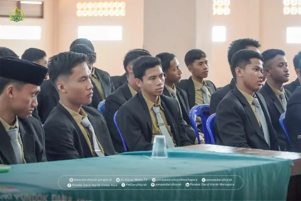para guru baru menyimak arahan pimpinan Pondok Darul Hijrah pada saat kegiatan pembekalan guru