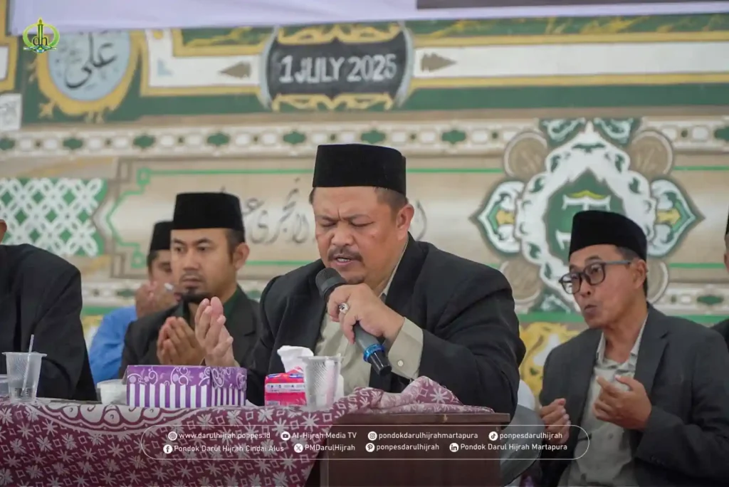 K.H. Abdul Qadir memmpin doa saat pembekalan guru baru Pondok Darul Hijrah Cindai Alus