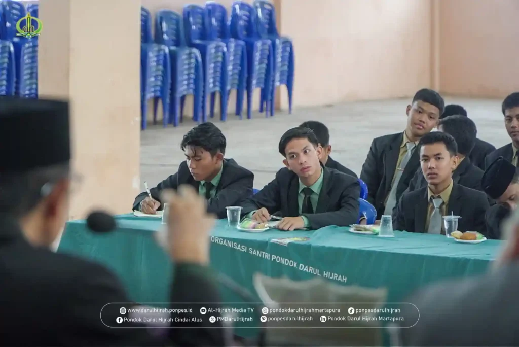 Guru baru Pondok Modern Guru memahim maksud arahan Pimpinan Pondok pada kegiatan pembekalan guru baru di Pondok Darul hijrah Cindai Alus Martapura