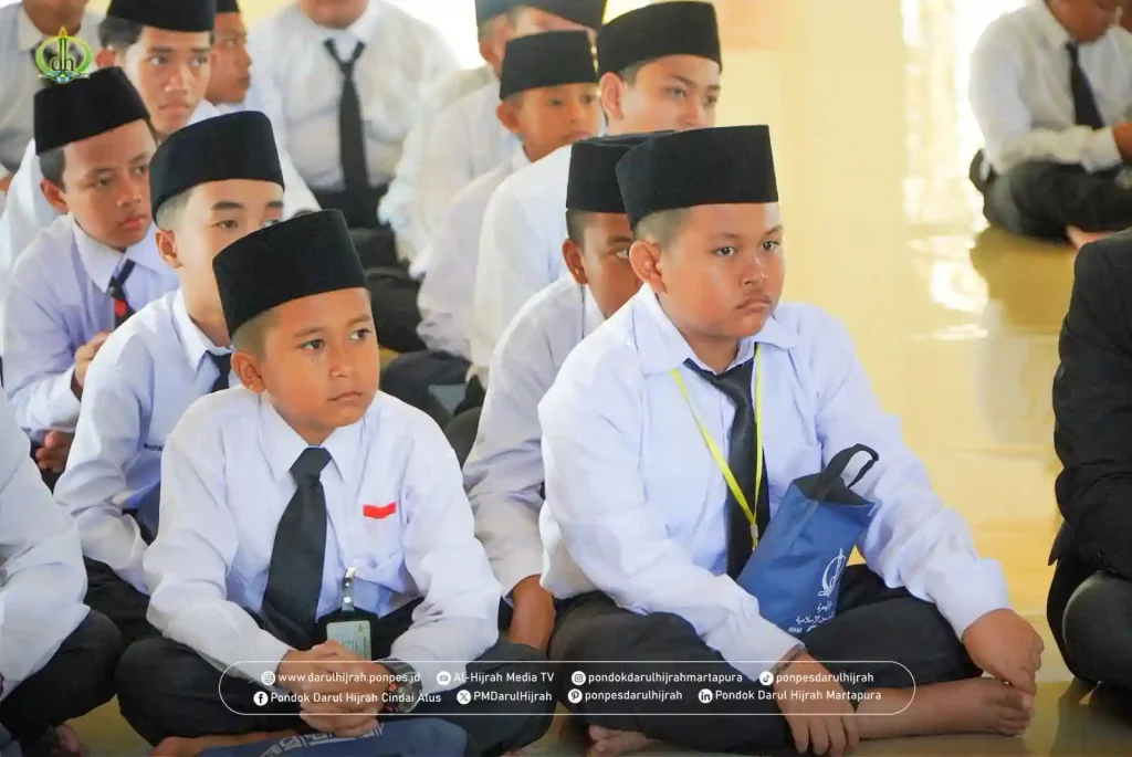 para santri mendengarkan PENGUMUMAN PEMBAGIAN KELAS oleh para pimpinan pondok dan direktur tmi