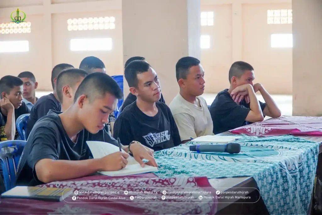 para santri menyimak arahan pembimbing pada taujihad panggung gembira 639 dilaksanakan hari ini oleh panitia PG 639 di Pondok Darul Hijrah Cindai Alus