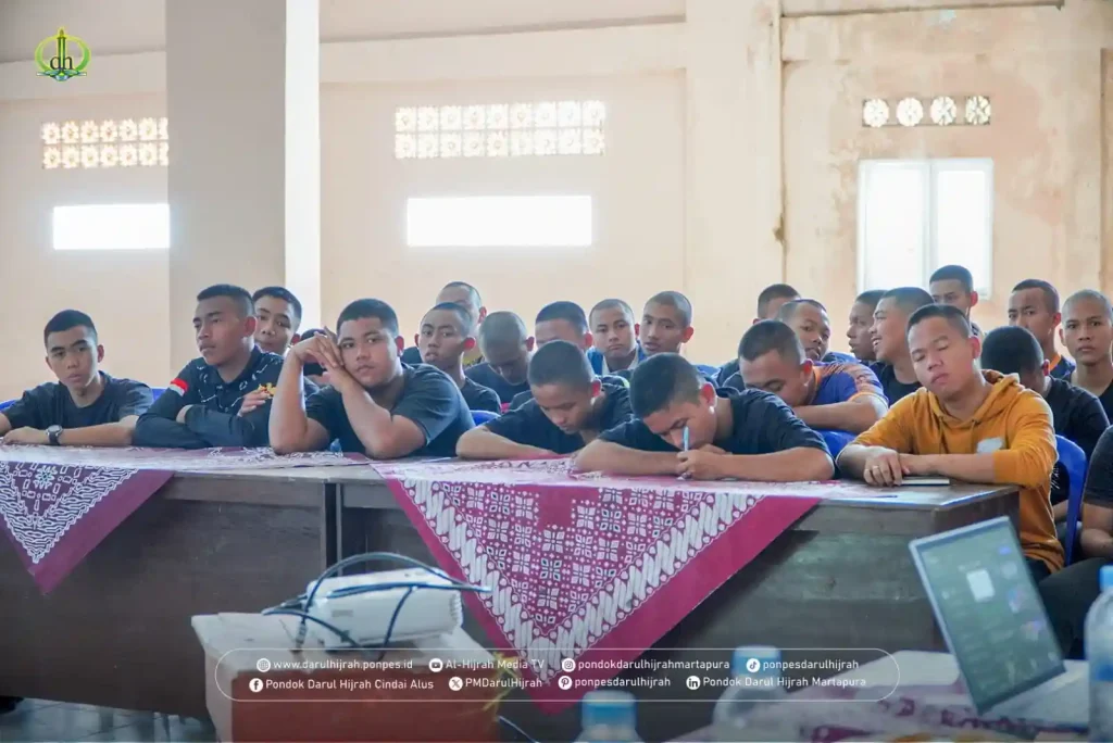 para santri menyimak dan menulis poin yang berkaitan dengan panggung gembira 639 Pondok Darul Hijrah Cindai Alus