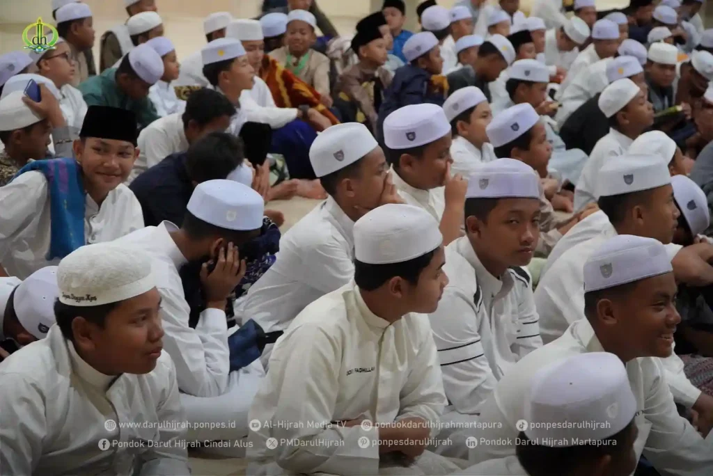 santri menyimak penyampaian praktek gerakan sholat oleh ust. muhammad nur di masjid nurul anshar darul hijrah