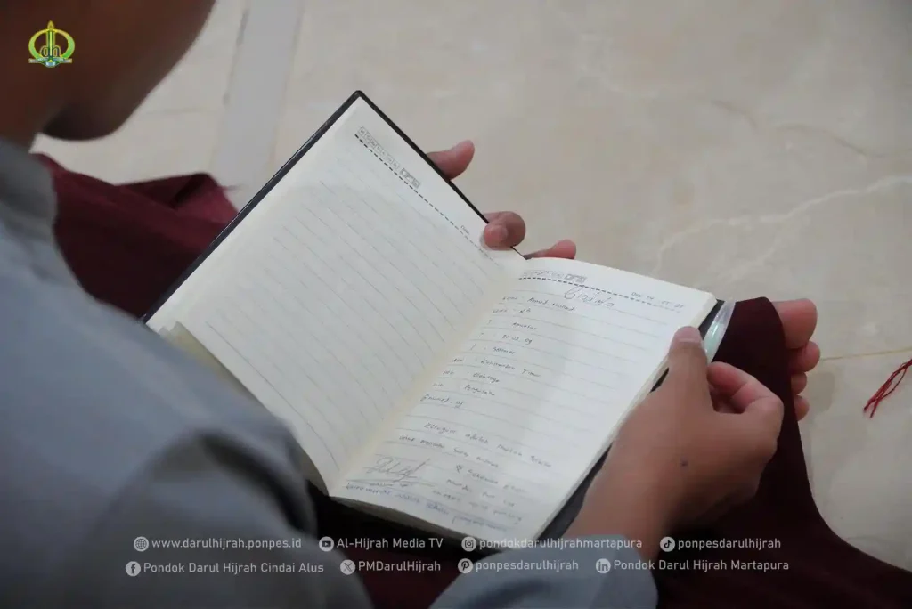 santri mencatat penyampaian praktek gerakan sholat oleh ust. muhammad nur di masjid nurul anshar darul hijrah