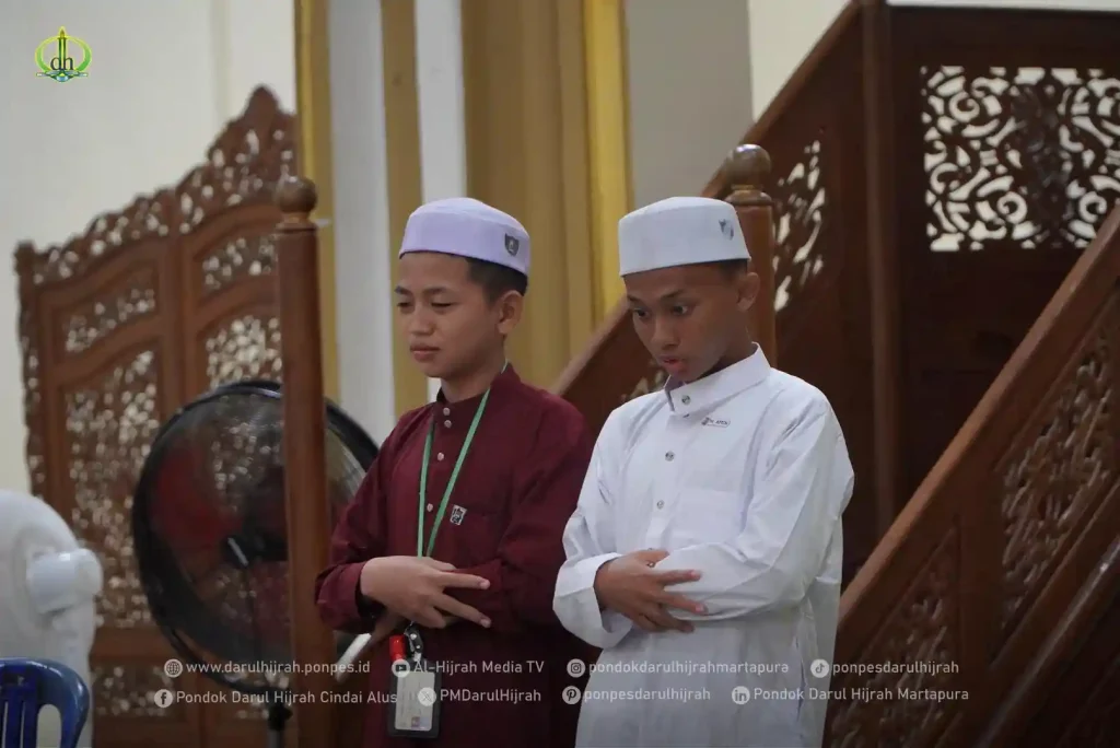 santri menjadi model penyampaian praktek gerakan sholat oleh ust. muhammad nur di masjid nurul anshar darul hijrah