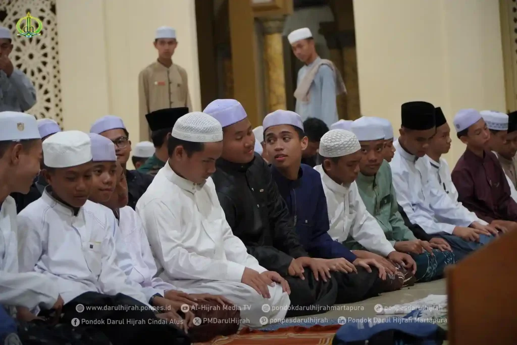 santri bersama sama praktek gerakan sholat bersama ust. muhammad nur di masjid nurul anshar darul hijrah