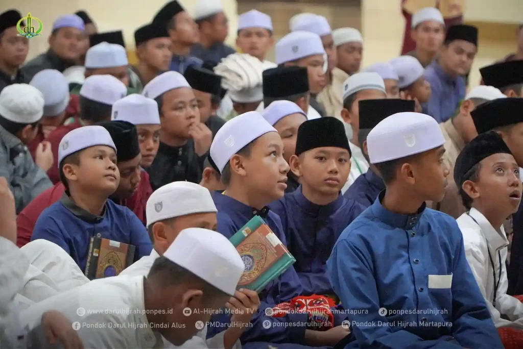 para santri menyimak seminar praktik wudhu oleh ust. ahmad ghazali rahman di pondok darul hijrah cindai alus