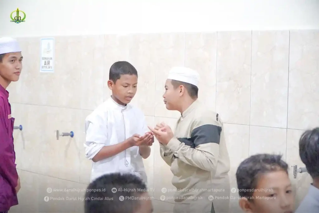 praktik wudhu oleh santri baru setelah pemaparan materi oleh ust. ahmad ghazali rahman di pondok darul hijrah cindai alus