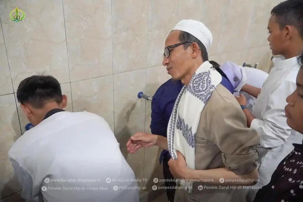 ust. ghazali rahman melihat praktik wudhu santri baru pondok darul hijrah cindai alus