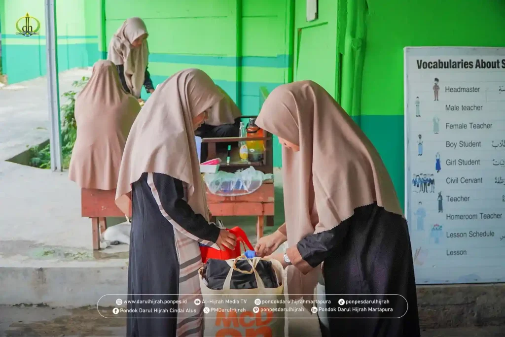 para santri putri diperiksa sesuai peraturan alur kedatangan santri pondok darul hijrah cindai alus