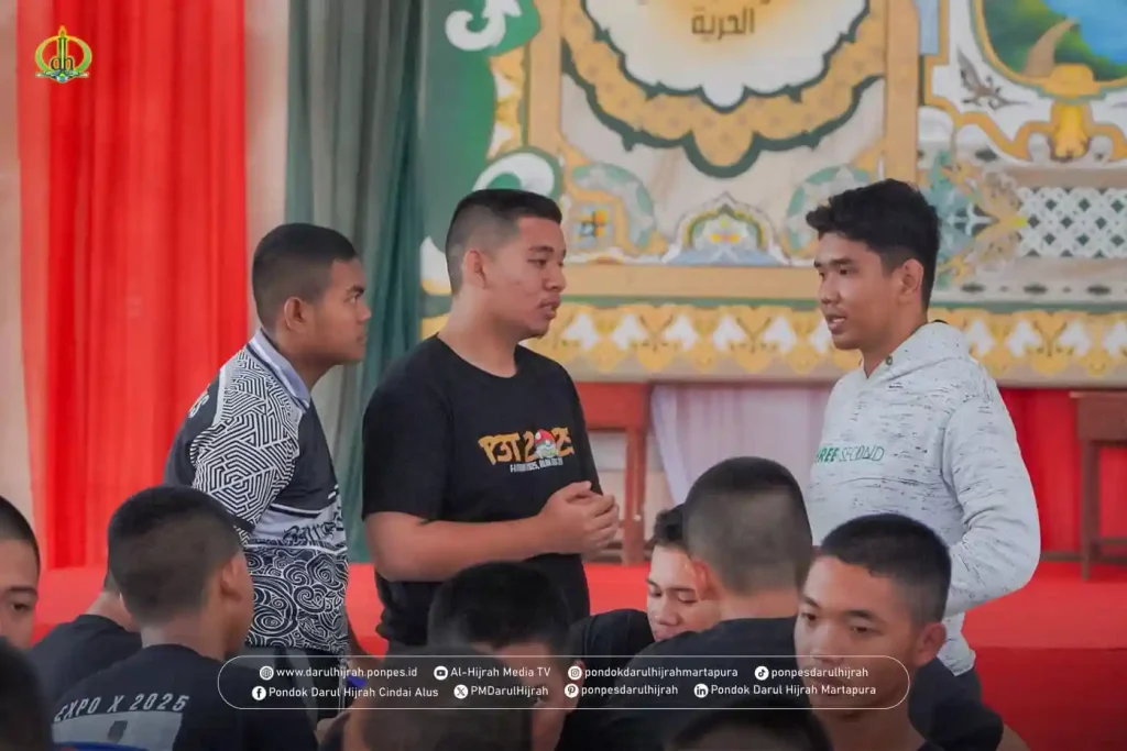 pembimbing memberikan taujihad kepada santri dalam pelaksanaan apel tahunan pada tahun 2025 ini