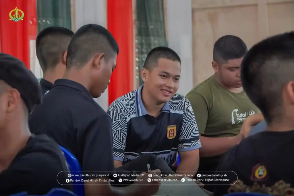 para santri dibagi tugasnya untuk kerjasama dalam apel tahunan yang disampaikan taujihadnya hari ini