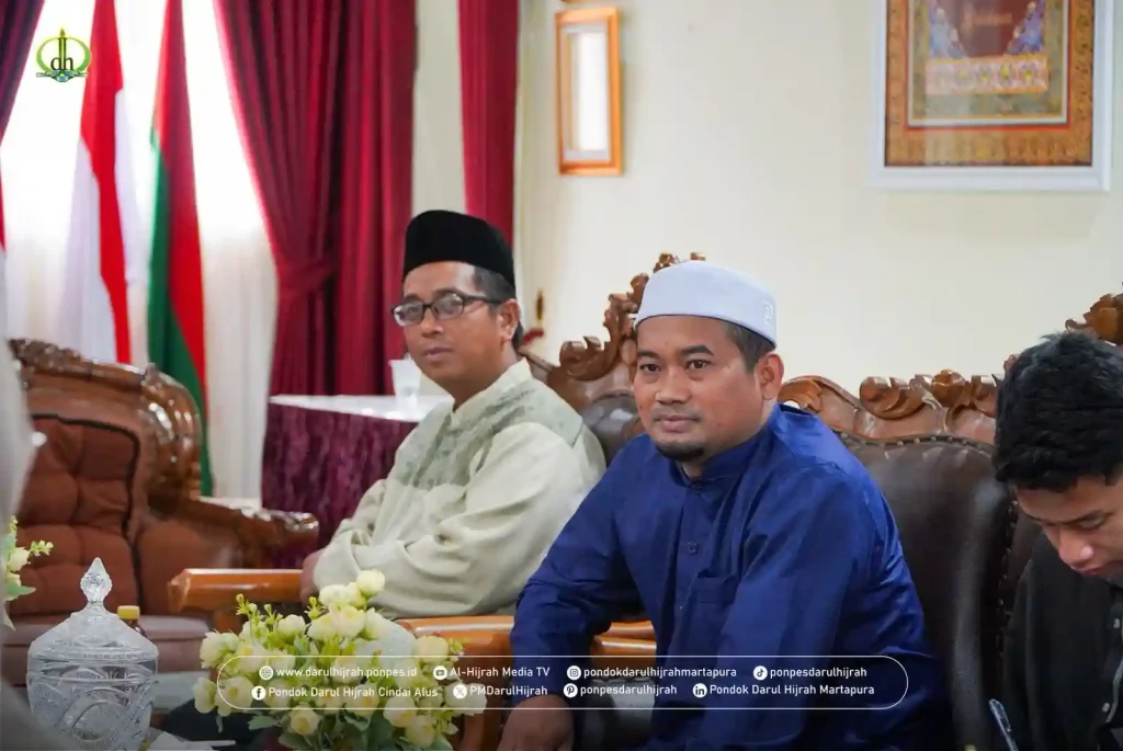 ketua ziswaq darul hijrah mendengarkan pemaparan dari baznas kalsel