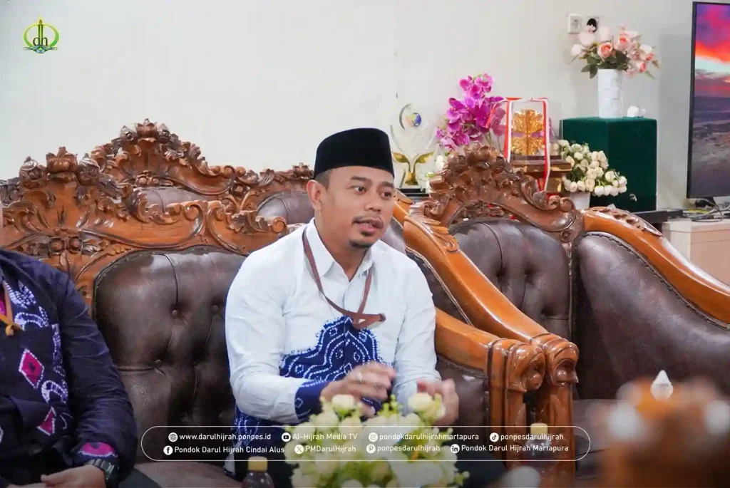 ketua tim baznas kalsel menyampaikan pemaparan pada silaturrahim baznas kalsel dengan pondok darul hijrah cindai alus martapura kalimantan selatan