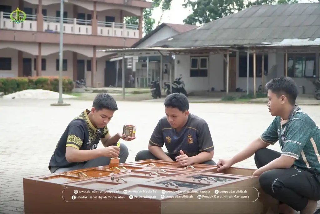 bersih bersih halaman dan mengecat lemari di Pondok Darul Hijrah Cindai Alus