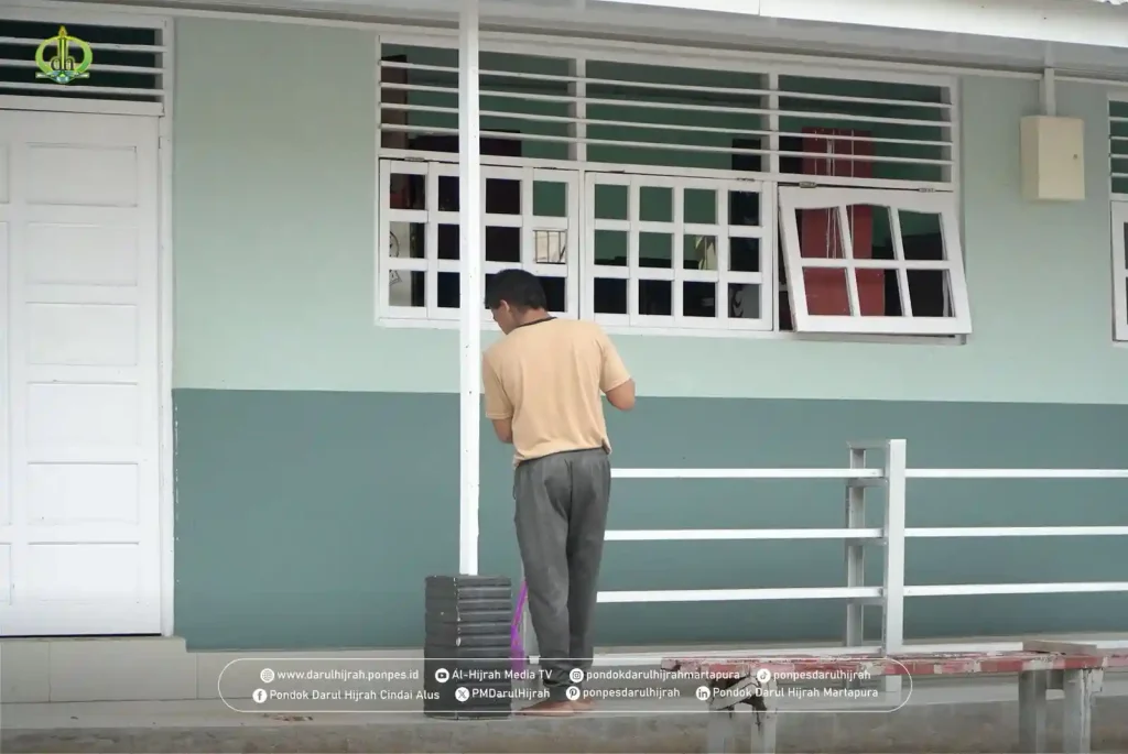 bersih bersih halaman oleh santri kelas 5 TMI Pondok Darul Hijrah meliputi teras asrama dan sekitar pondok