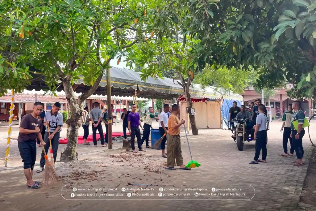 semangat gotong royon bersih bersih pondok pesantren yang dilaksanakan oleh para Santri Pondok Darul Hijrah Cindai Alus