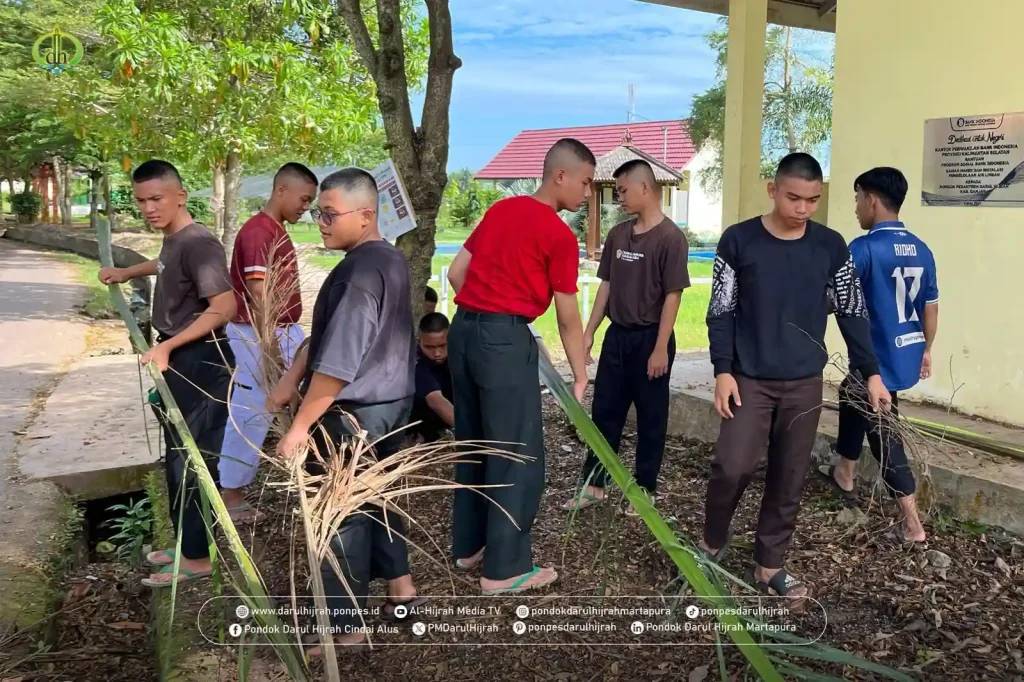bersih bersih pondok pesantren yang dilakanakan oleh para Santri Pondok Darul Hijrah Cindai Alus