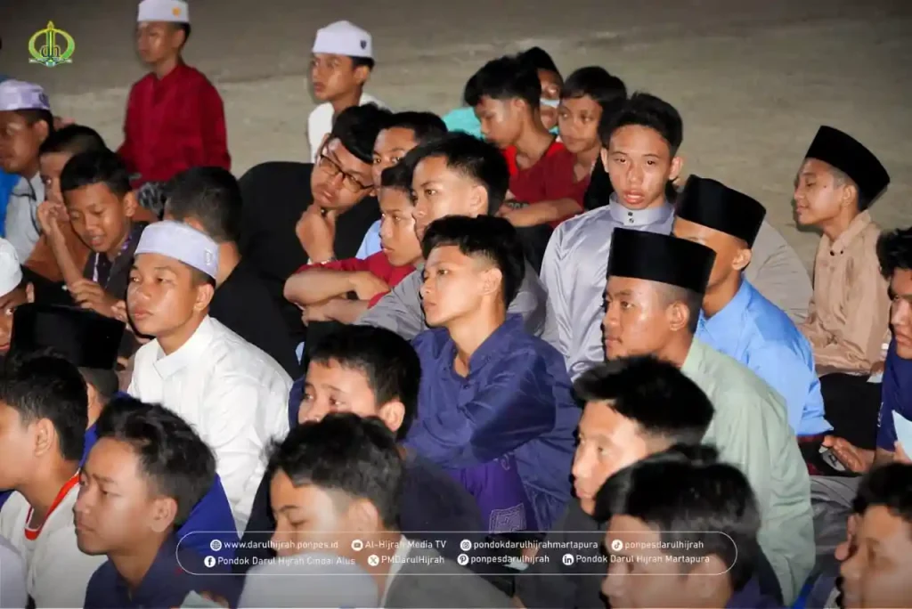 menyanyikan lagu hymne oh pondokku oleh santri baru di muka gedung al amin 5 pondok darul hijrah cindai alus