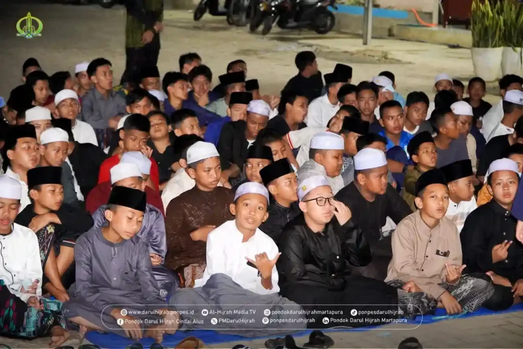 menyanyikan lagu hymne oh pondokku oleh santri baru di muka gedung al amin 5 pondok darul hijrah cindai alus dengan semangat