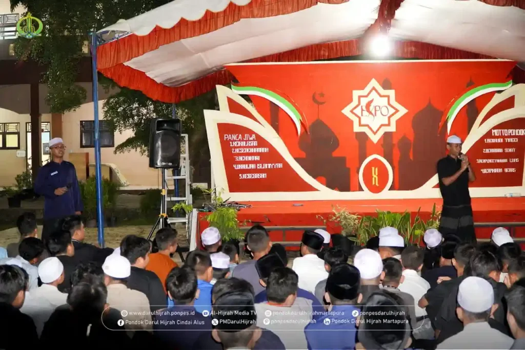 santri akhir mengajak menyanyikan lagu hymne oh pondokku kepada santri baru di muka gedung al amin 5 pondok darul hijrah cindai alus