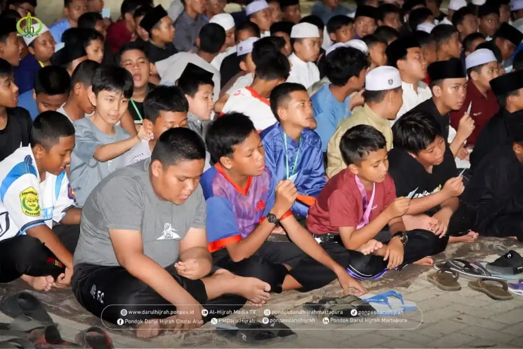 para santri baru membaca dan menyanyikan lagu hymne oh pondokku di muka gedung al amin 5 pondok darul hijrah cindai alus