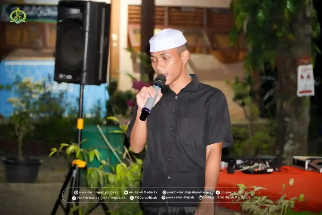 pengarahan menyanyikan lagu hymne oh pondokku kepada santri baru di muka gedung al amin 5 pondok darul hijrah cindai alus