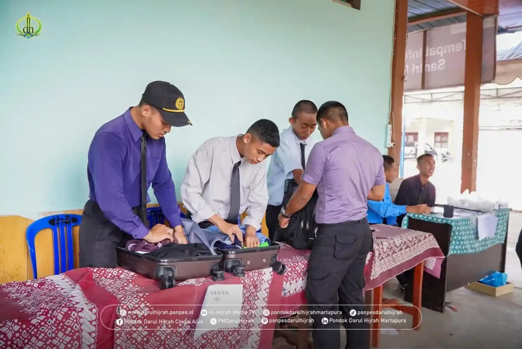 petugas melakukan pemeriksaan pada jadwal kedatangan santri darul hijrah cindai alus
