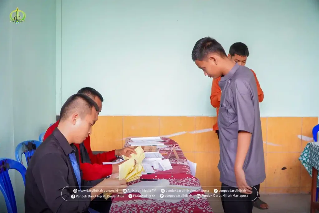 para petugas mencocokkan kertas ijin pada jadwal kedatangan santri pondok darul hijrah cindai alus