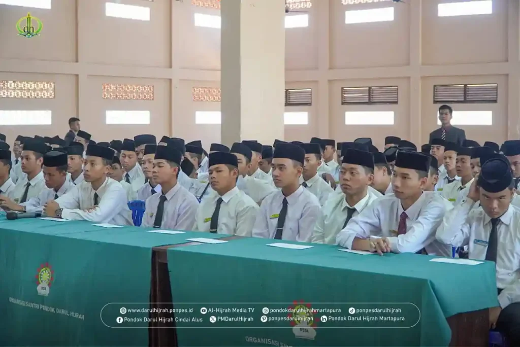 santri kels 5 menyimak arahan pimpinan setelah membaca hasil keputusan kenaikan pada yudisium kenaikan kelas 5 TMI Pondok Darul Hijrah Cindai Alus