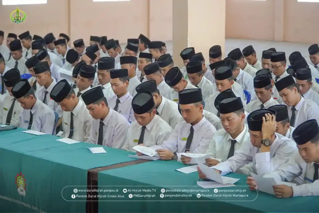 santri kels 5 diminta membaca hasil keputusan kenaikan pada yudisium kenaikan kelas 5