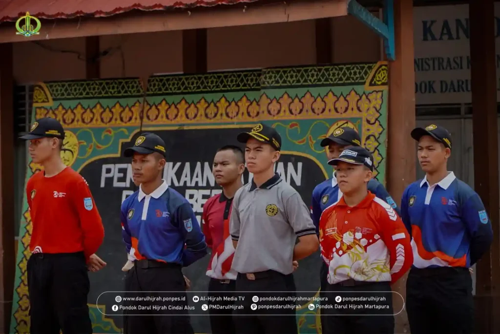 pelatih dari paskibraka kabupaten dan provinsi pada latihan baris berbaris santri putri Pondok Darul Hijrah Cindai Alus di halaman Gedung Al Islah