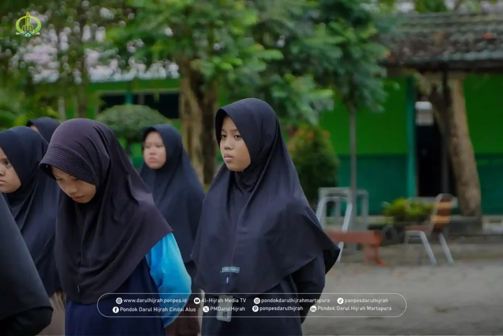 santri putri Pondok Darul Hijrah Cindai Alus di lithan baris berbarsi di halaman Gedung Al Islah