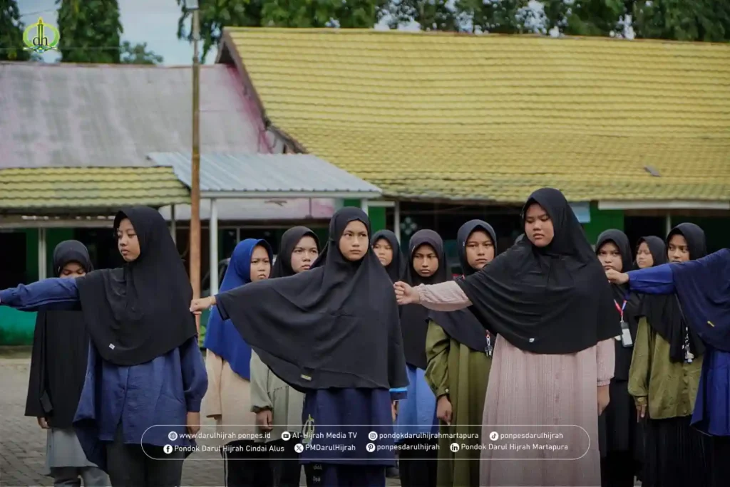 latihan baris berbaris santri putri Pondok Darul Hijrah Cindai Alus di halaman Gedung Al Islah