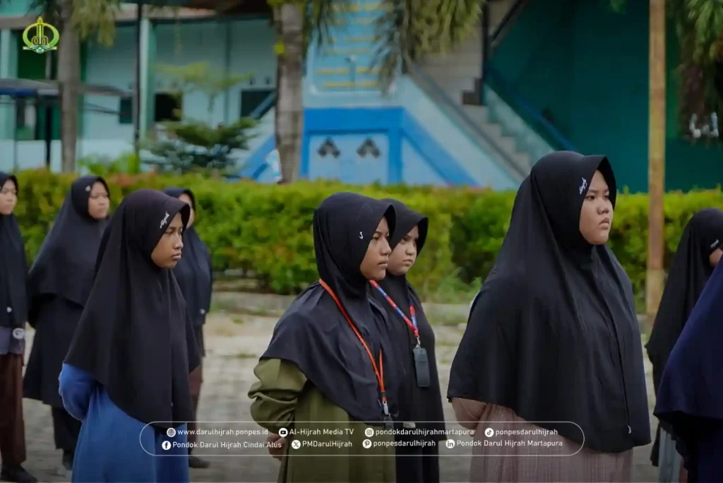 latihan baris berbaris santri putri Pondok Darul Hijrah Cindai Alus di halaman Gedung Al Islah di awasi dan di latih oleh asatidz dan asatidzah dari Mabikori dan pelatih dari paskibraka kabupaten