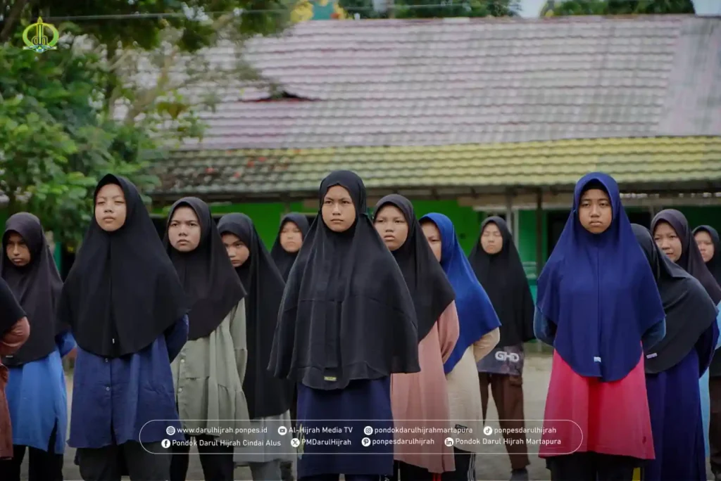 latihan baris berbaris santri putri Pondok Darul Hijrah Cindai Alus di halaman Gedung Al Islah penuh dengan semangat