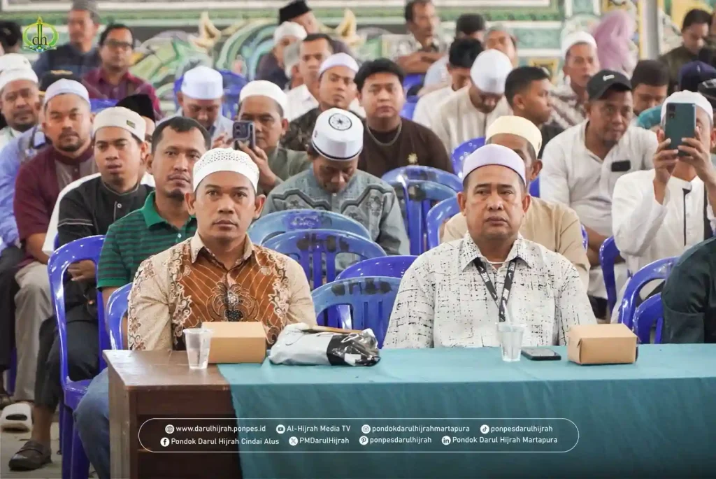 para wali santri hadir mendengarkan sambutan pimpinan tentang memasukkan anak ke pondok Darul Hijrah Cindai Alus Martapura