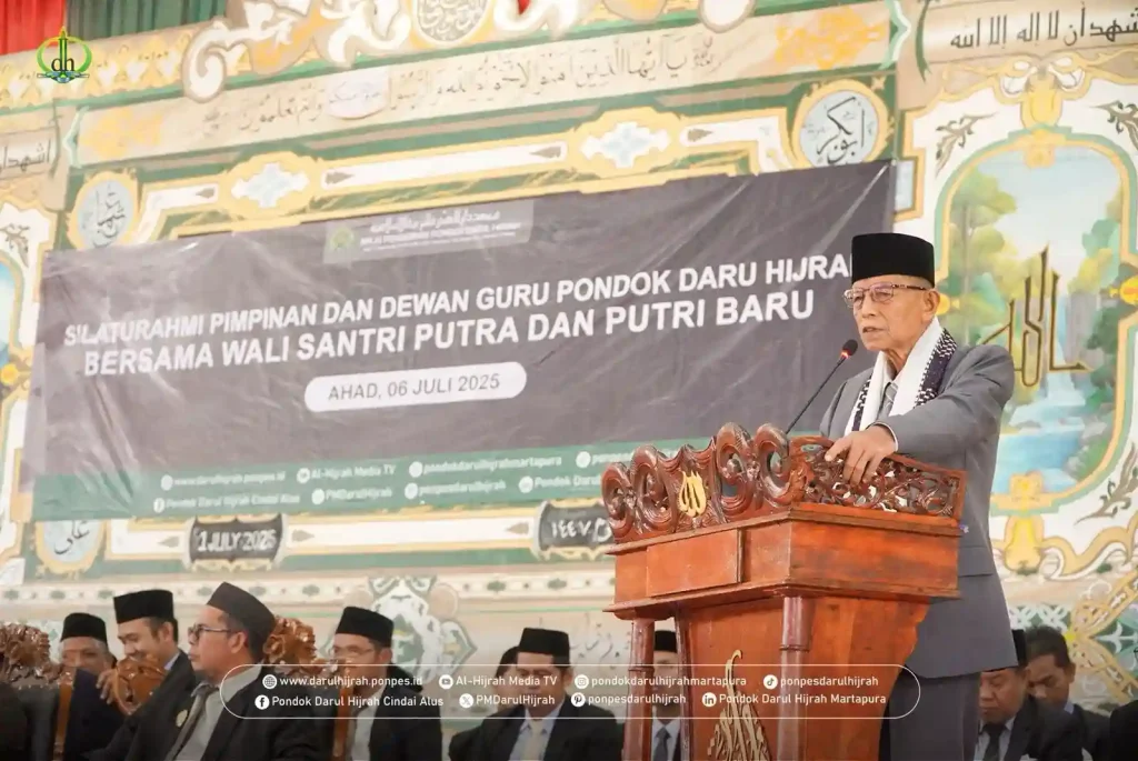 Pimpinan Pondok Menyampaikan sambutan tentang memasukkan anak ke pondok Darul Hijrah Cindai Alus Martapura