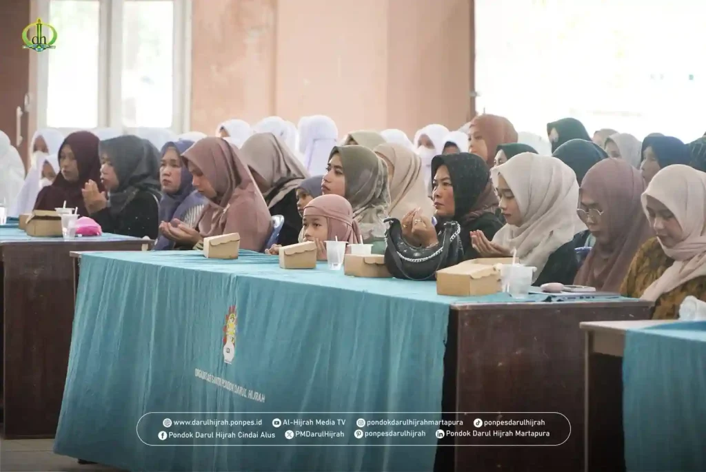 saling mendoakan para orang tua santri memasukkan anak ke pondok Darul Hijrah Cindai Alus Martapura
