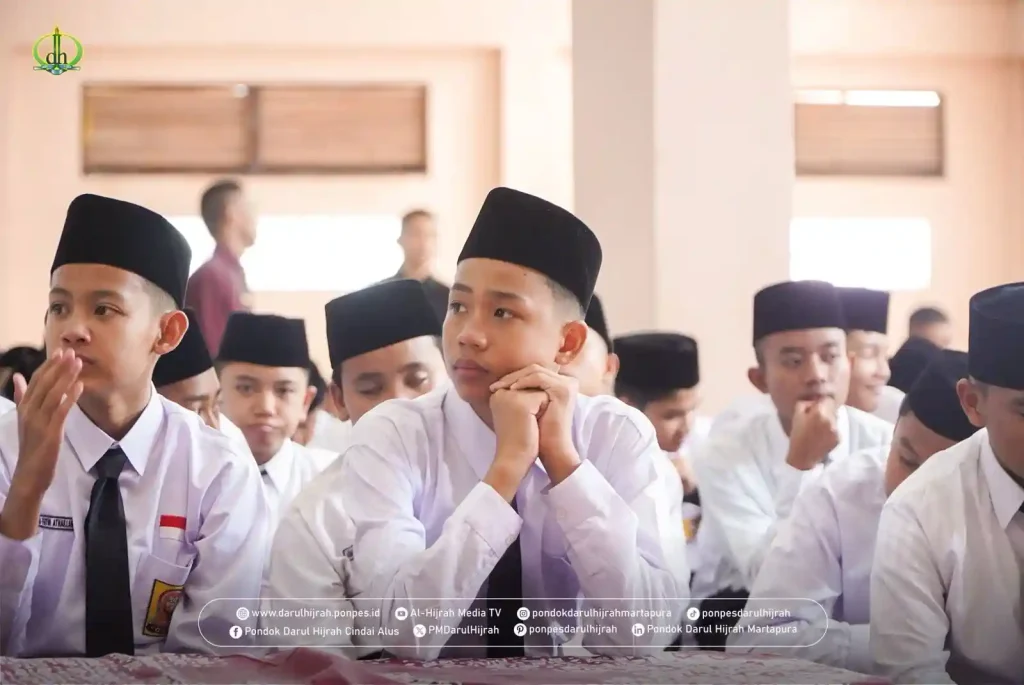 anak anak santri baru ditanya apa niat ke pondok Darul Hijrah Cindai Alus pada kegiatan silaturrahim pimpinan pondok dengna para wali santri