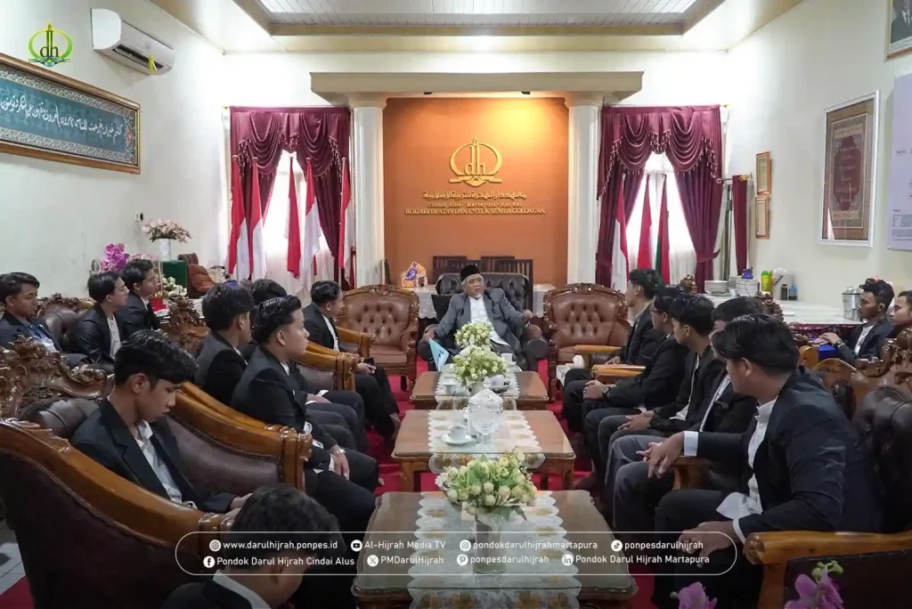 suasana pelepasan purna tugas di ruang Pimpinan Pondok Darul Hijrah Cindai Alus